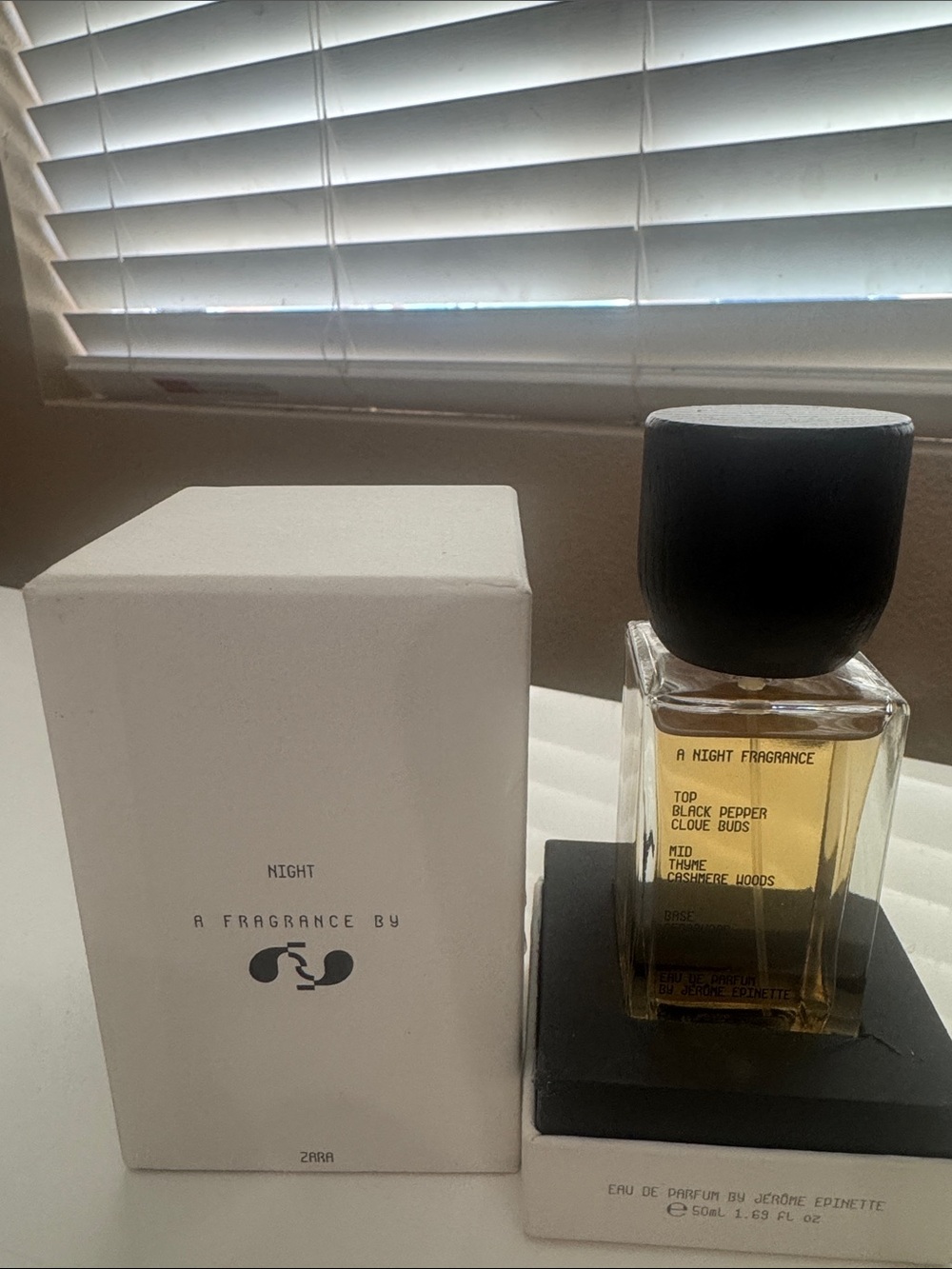 Zara Amber Fragrance with Black Cap